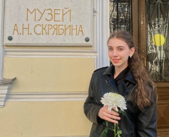 Пианистка "Алых парусов" на сцене Мемориального музея в Москве